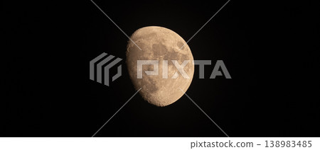 月亮在夜空中閃耀 月亮在夜空中閃耀 138983485