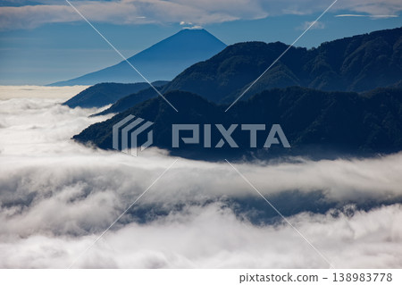 A view of the sea of clouds and Mount Fuji from the Kuroto Ridge of Mount Kai-Komagatake. 138983778