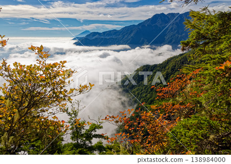 A view of the sea of clouds and Mount Fuji from the Kuroto Ridge of Mount Kai-Komagatake in early autumn. 138984000