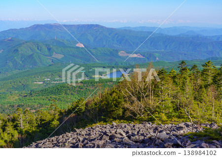 從日本百嶽之一的立科山登山道上可以欣賞到廣闊壯麗的山景。 從日本百嶽之一的立科山登山道上可以欣賞到廣闊壯麗的山景。 138984102