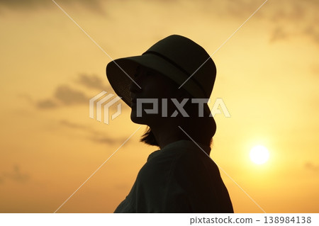 看落日的婦女 看落日的婦女 138984138
