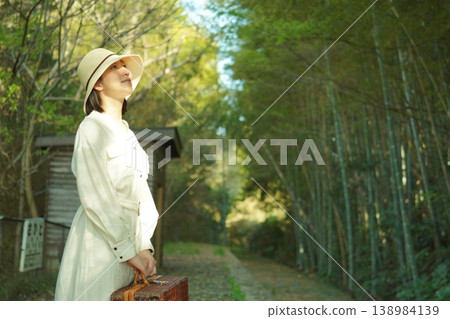 A woman gets off at her hometown train station. 138984139