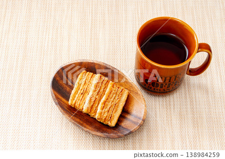 下午茶時間:杏仁派配咖啡 下午茶時間:杏仁派配咖啡 138984259