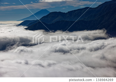 從甲斐駒岳黑鬥山脊眺望雲海和富士山。 從甲斐駒岳黑鬥山脊眺望雲海和富士山。 138984269