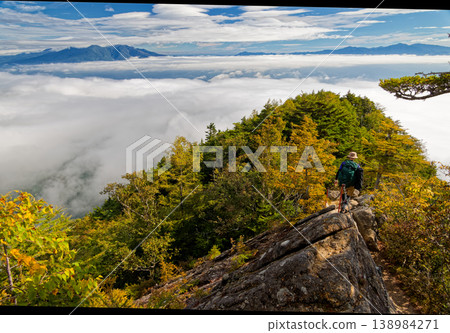 登山者正穿越甲斐駒岳險峻的黑斗山脊。 138984271