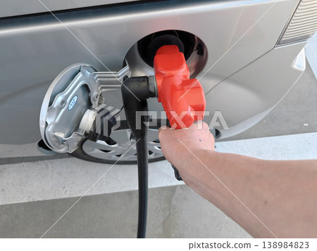 加油站汽車加油的特寫鏡頭 加油站汽車加油的特寫鏡頭 138984823