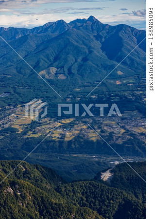 從開駒岳的黑兔山脊可以看到日向山、鋼原山和八嶽山脈。 138985093