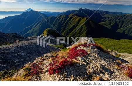 甲斐駒嶽山頂的浦島杜鵑秋葉，可遠眺富士山、鳳王山和北岳。 138985102