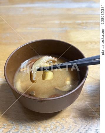 冬季美味:野生滑子菇味噌湯。 冬季美味:野生滑子菇味噌湯。 138985384