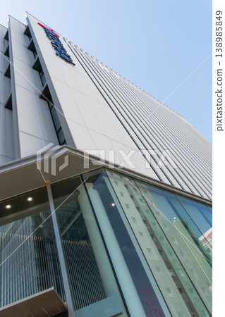 The blue sky reflected in the building The blue sky reflected in the building 138985849