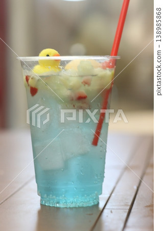 夏日陽台上一杯清爽的奶油蘇打水 夏日陽台上一杯清爽的奶油蘇打水 138985868