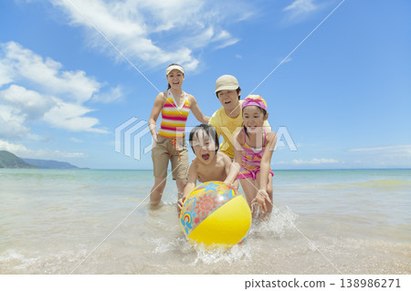 一家四口在夏日海中嬉戲 138986271