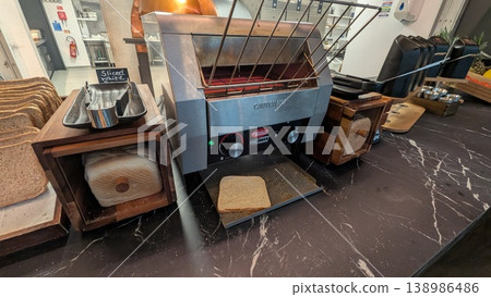 飯店早餐區安裝了自助式烤麵包機 飯店早餐區安裝了自助式烤麵包機 138986486