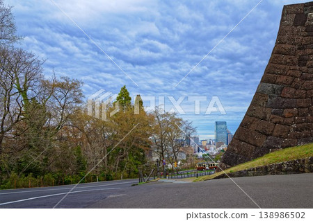 從仙台城遺址環線巴士站可以欣賞到城堡城牆和城市天際線的景色。 從仙台城遺址環線巴士站可以欣賞到城堡城牆和城市天際線的景色。 138986502