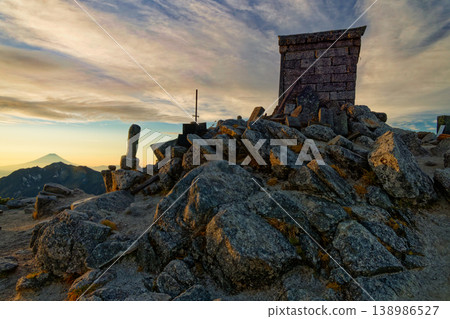 The scenery of the summit of Mt. Kai-Komagatake at dawn and the view of Mt. Fuji. 138986527
