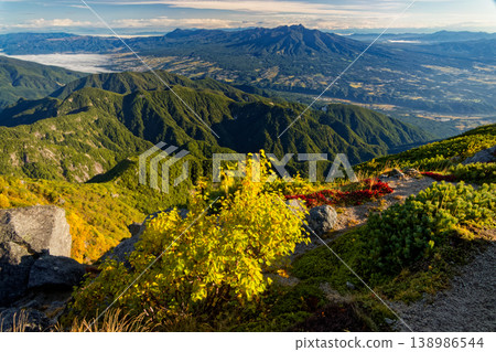 清晨，從甲斐駒嶽山頂眺望八嶽山脈。 138986544