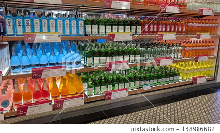 機場免稅店裡擺滿了色彩繽紛的酒類專區。 機場免稅店裡擺滿了色彩繽紛的酒類專區。 138986682