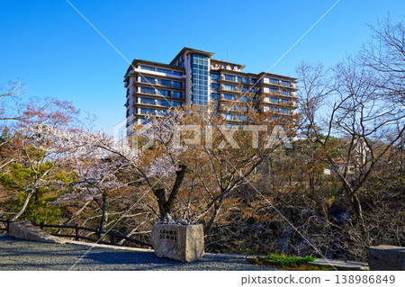 名取川沿岸和瑞峰酒店櫻花盛開。 名取川沿岸和瑞峰酒店櫻花盛開。 138986849