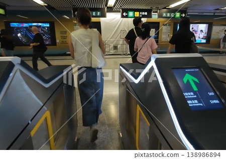 香港地鐵站內的自動檢票閘機和用戶 138986894