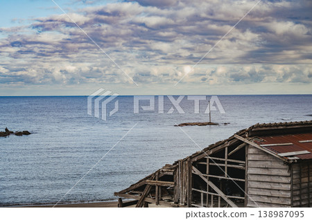 【日本海】電線桿島和舊小屋【糸魚川市】 138987095