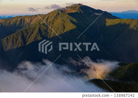 從開駒岳眺望黎明的千丈岳。 從開駒岳眺望黎明的千丈岳。 138987142