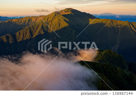 Mount Senjōgatake at dawn, as seen from Mount Kaikomagatake. Mount Senjōgatake at dawn, as seen from Mount Kaikomagatake. 138987144