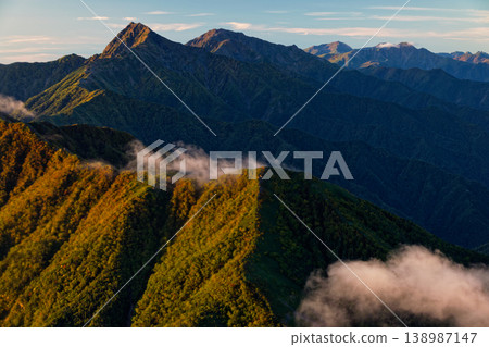 Morning view of Kitadake, Ainodake, Shiomidake, and Arakawadake from Kai-Komagatake 138987147