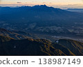 從甲斐駒岳看到的黎明時的八嶽山脈。 138987149