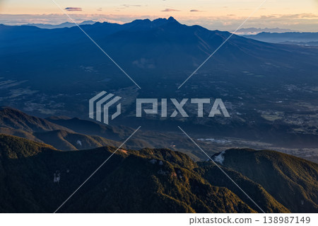 從甲斐駒岳看到的黎明時的八嶽山脈。 138987149