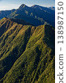 從甲斐駒嶽山頂眺望北岳和愛野岳。 138987150