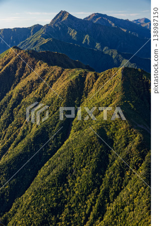 從甲斐駒嶽山頂眺望北岳和愛野岳。 138987150