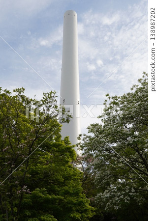 從光丘公園看到的，是光丘焚燒廠的白色煙囪和春天的清新綠意。 138987202
