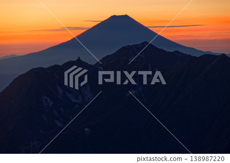 從Kaikomagatake看到的黎明富士山和檜山 138987220