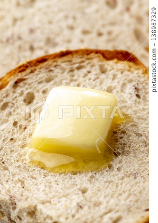 奶油在切片麵包上融化的畫面。 138987329