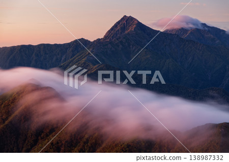 從貝駒岳看到的北岳和相之岳的黎明。 138987332