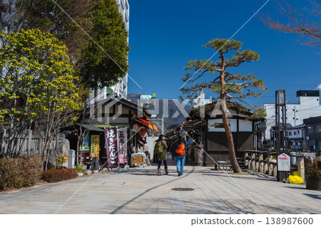 保留城下町氛圍的繩手通街道，以及遊客們。 138987600