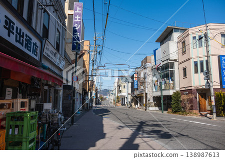 鏽跡斑斑的商業街拱門和藍天 鏽跡斑斑的商業街拱門和藍天 138987613