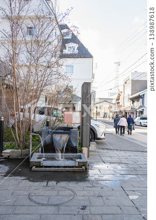 The well at the east gate, located in the castle town of Matsumoto City. 138987618