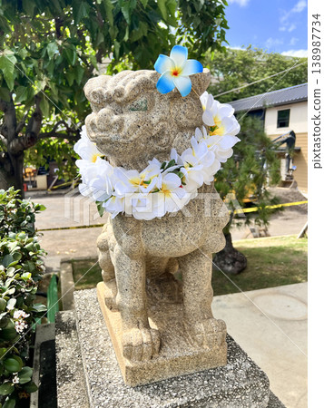 來自夏威夷出雲大社的狛犬(守護獅犬)戴著花環 來自夏威夷出雲大社的狛犬(守護獅犬)戴著花環 138987734