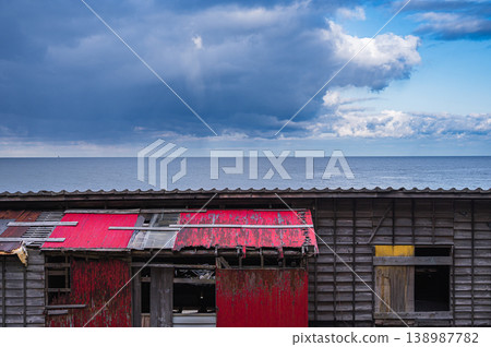 [Sea of Japan] Rain clouds and blue sky [Itoigawa City] 138987782