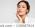 Women's portrait 138987814