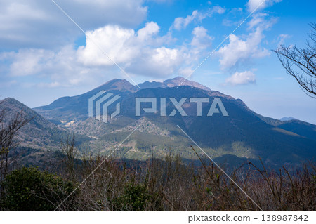 從高岩山頂眺望雲仙岳。 從高岩山頂眺望雲仙岳。 138987842