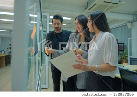 Business people and colleagues are working in the office. Business people and colleagues are working in the office. 138987899