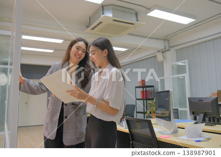 Business people and colleagues are working in the office. Business people and colleagues are working in the office. 138987901