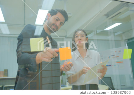 Business people and colleagues are working in the office. Business people and colleagues are working in the office. 138987903