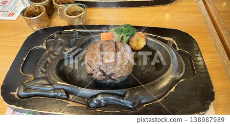 靜岡縣禦殿場店的佐和香玄骨漢堡牛排(切塊前) 靜岡縣禦殿場店的佐和香玄骨漢堡牛排(切塊前) 138987989