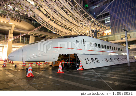 博多車站展出的新幹線800系列車(「燕之大冒險」)。 博多車站展出的新幹線800系列車(「燕之大冒險」)。 138988021