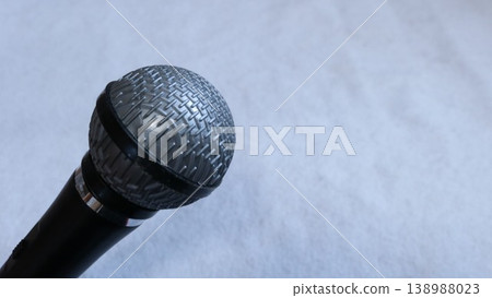玩具麥克風的側面照片。 138988023