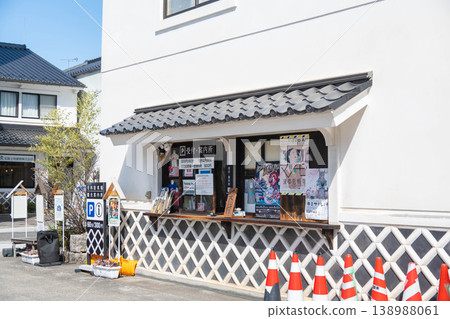 Tourist information center and traditional storehouse-style buildings on Nakamachi Street in Matsumoto City Tourist information center and traditional storehouse-style buildings on Nakamachi Street in Matsumoto City 138988061