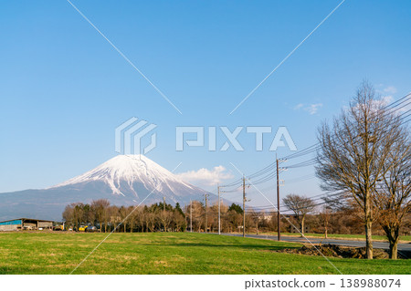 春光明媚的草地,遠處是富士山(2025年3月) 春光明媚的草地,遠處是富士山(2025年3月) 138988074